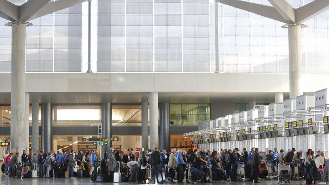 Pasajeros en la terminal de salidas del aeropuerto Málaga-Costa del Sol.