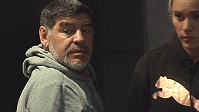 Maradona junto a su novia Rocío Oliva a su llegada a Madrid