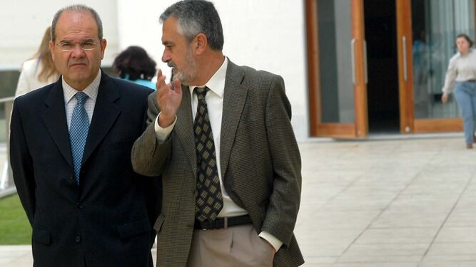 Manuel Chaves y José Antonio Griñán, en el Parlamento en 2004, cuando eran jefe del Ejecutivo y consejero, respectivamente.