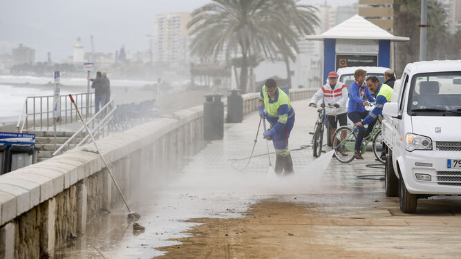 Operarios de Limasa limpiaron ayer la arena acumulada en el paseo marítimo Pablo Ruiz Picasso