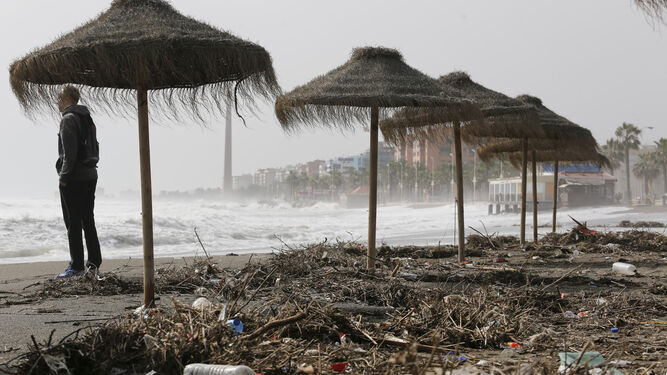 El temporal de levante que afecta a las playas malagueñas.