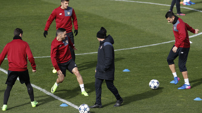 El entrenador del Sevilla, Jorge Sampaoli, imparte instrucciones a sus futbolistas en el entrenamiento de ayer.