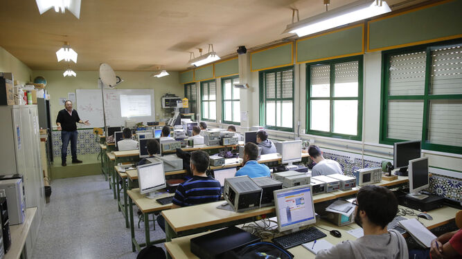 Alumnos del ciclo de formación profesional dual en Sistemas de Comunicaciones e Informáticos, en el instituto Martín de Aldehuela.