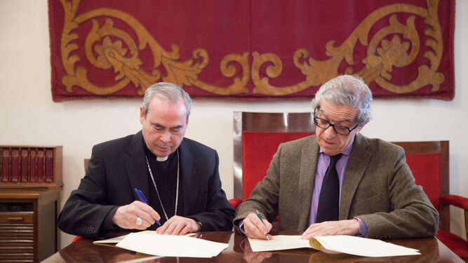 Jesús Catalá y Braulio Medel en la firma de la renovación del convenio.