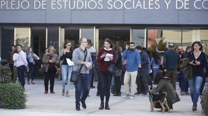 Algunos de los opositores que ayer hicieron su examen en Málaga.