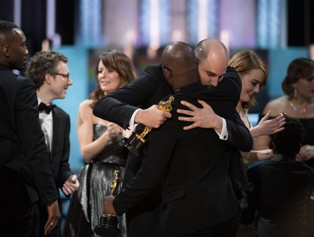 El equipo de 'Moonlight' recibe el Oscar a la Mejor pel&iacute;cula.