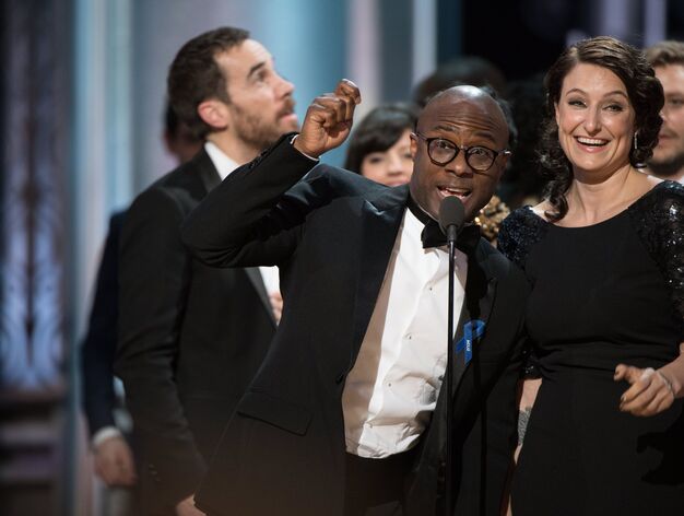 Barry Jenkins y Adele Romanski reciben el Oscar a la Mejor pel&iacute;cula del a&ntilde;o.