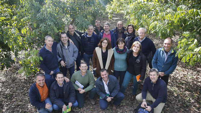 Parte del equipo científico integrado en el Instituto de Hortofruticultura Subtropical y Mediterránea, en la finca experimental La Mayora, en Algarrobo.