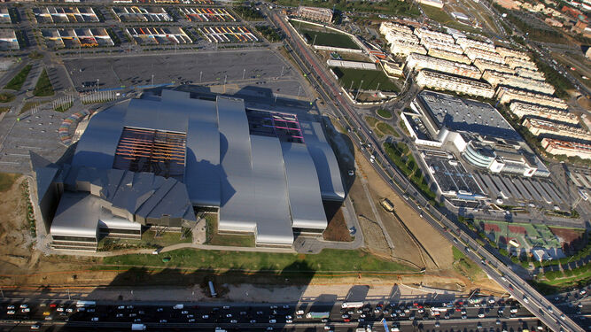 Vista aérea del Palacio de Ferias de Málaga y del intenso tráfico de la ronda oeste.