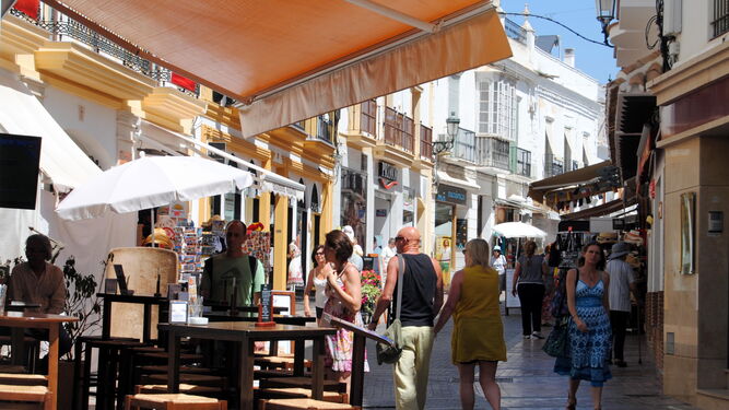 Terrazas en una de las calles céntricas del municipio, en el Balcón de Europa.