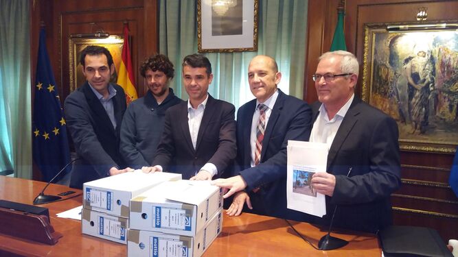 El alcalde de Marbella junto a los concejales de los grupos de la oposición que han apoyado los presupuestos.