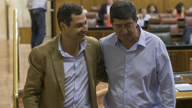 Juanma Moreno y Juan Marín, en el Parlamento durante una sesión plenaria.