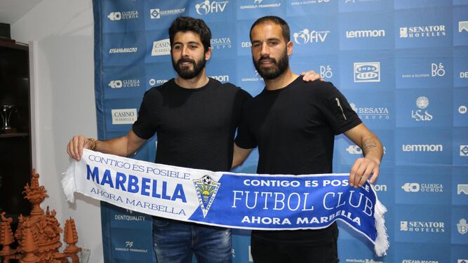 Manu Fernández y Javier Añón posan con la bandera del club.