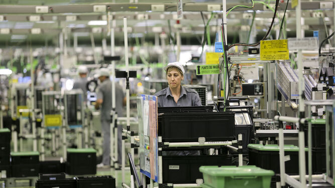 Varios empleados en la fábrica de Fujitsu en Málaga.