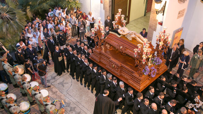 La procesión del Cristo Yacente cerró el Viernes Santo la Semana de Pasión en Marbella.