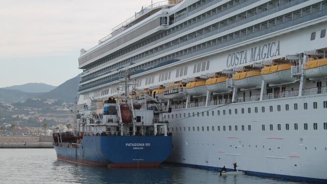 Buque de Costa Cruceros repostando combustible en el puerto.