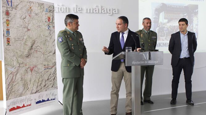 El coronel Armada, Elías Bendodo y el teniente coronel, durante la presentación.