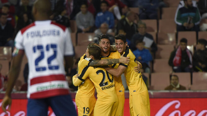 El delantero del Málaga Sandro Ramírez celebra con sus compañeros, su gol ante el Granada.