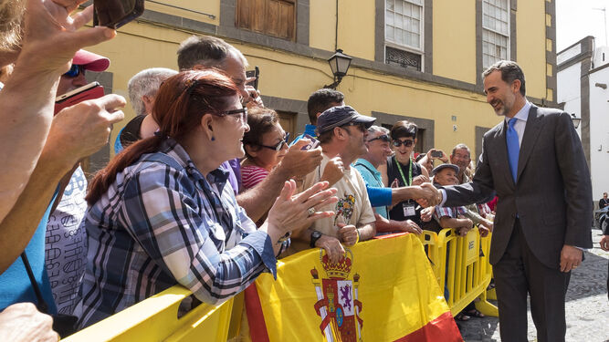 Los Reyes apoyan la cultura local en su primera visita a Canarias