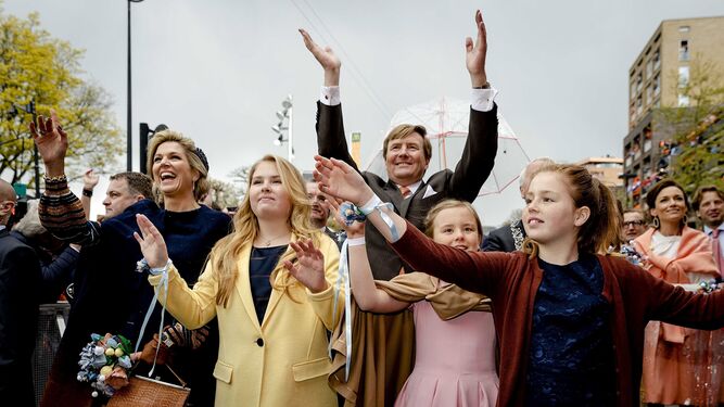 La familia real holandesa, ayer en el acto que se celebró en la ciudad de Tilburgo, al sur del país.
