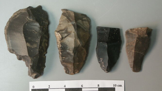Piezas de los cromañones de hace 18.000 años halladas en el yacimiento.