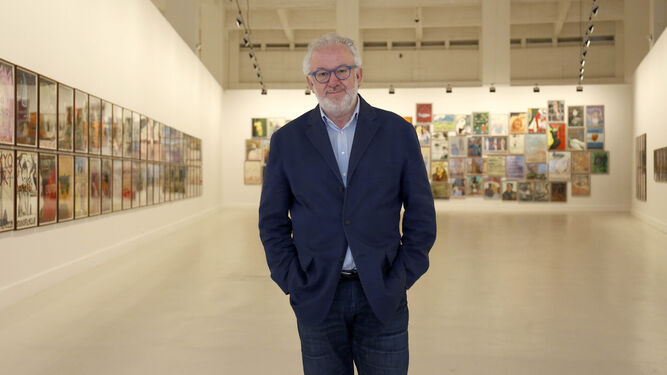 Fernando Francés, ayer, en el Centro de Arte Contemporáneo junto a los carteles de Peter Doig.
