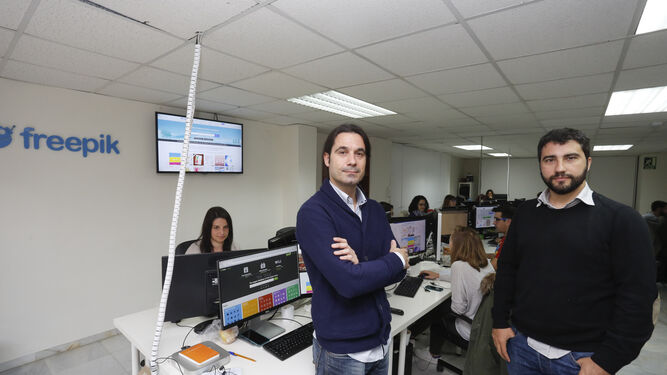 Pablo Sánchez Blanes y Joaquín Cuenca, dos de los socios de Freepik, en la empresa.