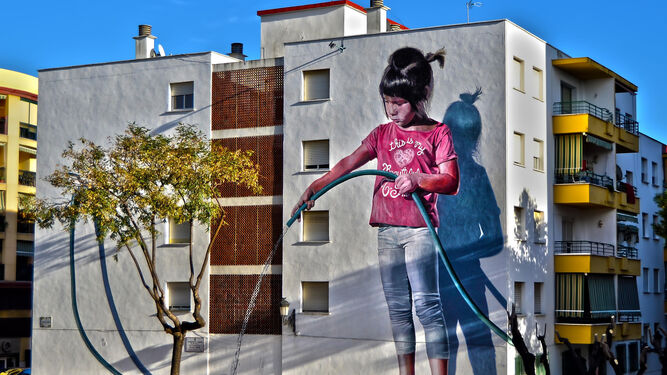 'Regando el jardín', una de las obras de la Ruta de los Murales Artísticos de Estepona.