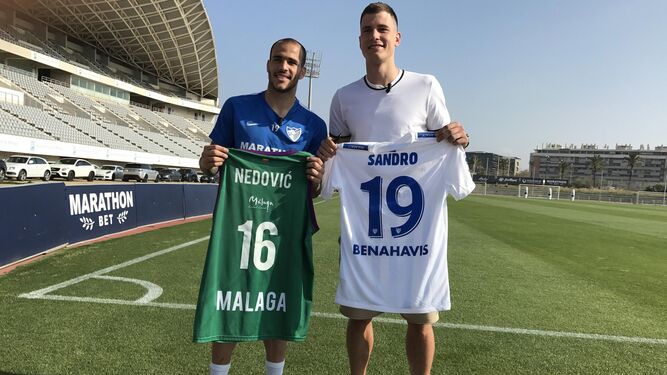 Sandro y Nedovic intercambian camisetas en el césped del Ciudad de Málaga.
