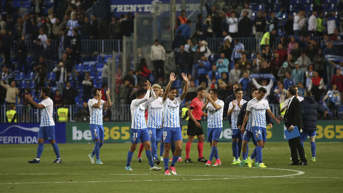 Los jugadores del Málaga aplauden a la grada después de vencer al Barcelona en La Rosaleda.
