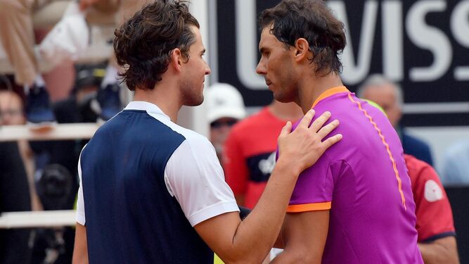 El austriaco Dominic Thiem consuela a Rafael Nadal al término del choque de cuartos del Abierto de Roma.