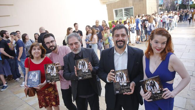 Los creadores del libro 'Tiempo al Tiempo' junto a Javier Olivares (en el centro), ayer en el Cine Albéniz.