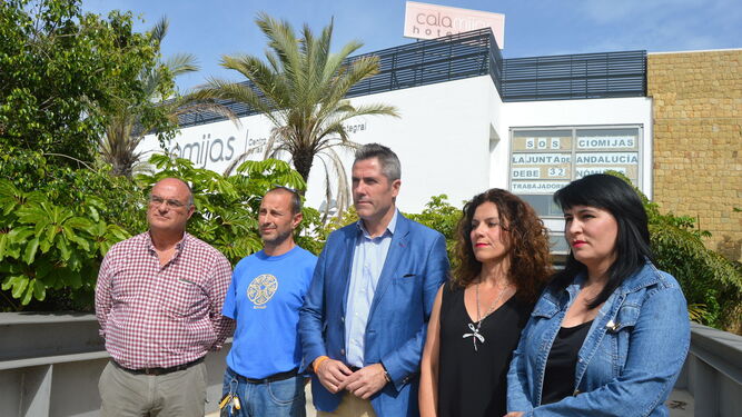 Los trabajadores del CIO junto al alcalde de Mijas, ayer.