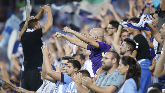 Aficionados animan durante el último Málaga-Athletic.