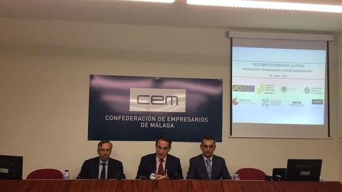 Leandro Cañibano, presidente de Aeca, Javier González de Lara y Julio Diéguez, ayer en la presentación del informe.