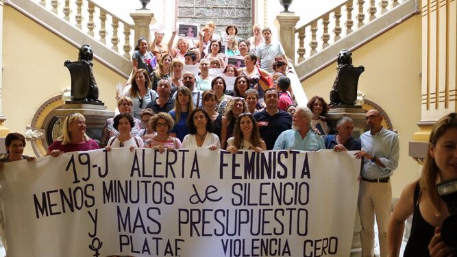 Participantes en el encierro en el Ayuntamiento de Málaga.