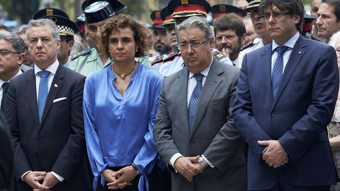 Iñigo Urkullu, Dolors Montserrat, Juan Ignacio Zoido y Carles Puigdemont, en el acto en memoria de la víctimas del atentado de Hipercor.