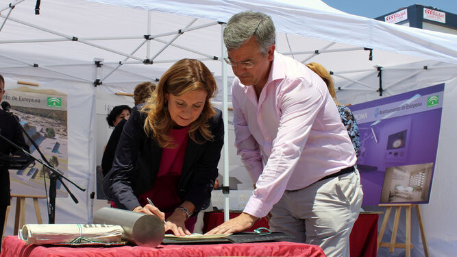 El alcalde de Estepona, José María García Urbano, y la consejera de Salud, Marina Álvarez, durante el acto.