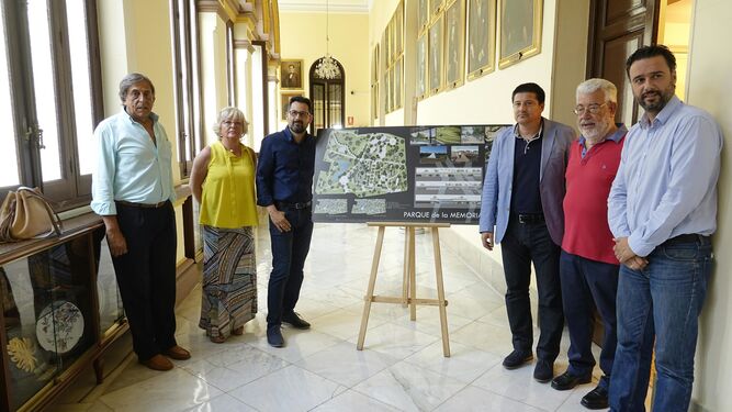 Varios integrantes de la asociación y concejales, ayer, en la presentación del diseño del Parque de San Rafael.