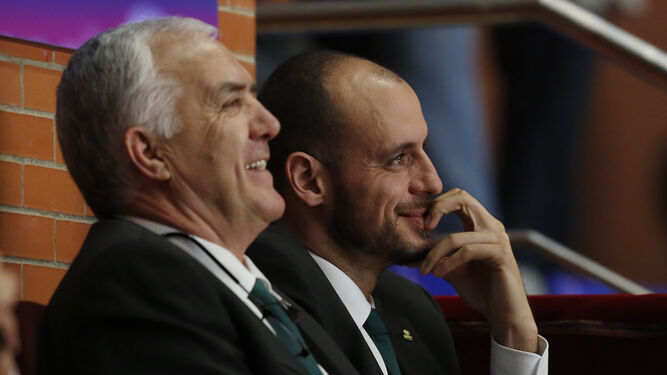 Manolo Rubia y Carlos Jiménez sonríen en un encuentro del Unicaja en el Carpena.
