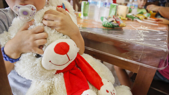 Una de las niñas que acudieron al comedor abrazada a su oso.