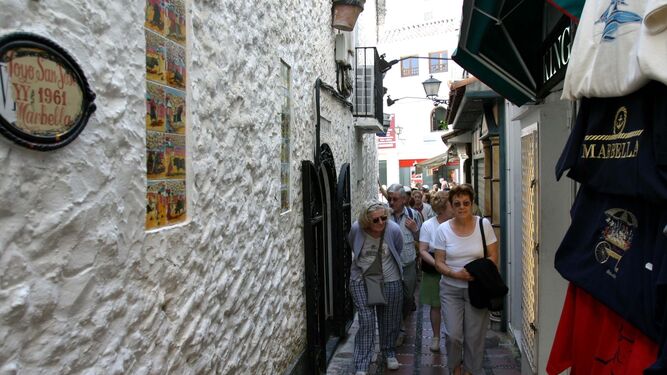 Varios turistas pasean por el casco histórico de Marbella.