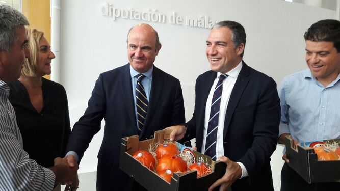 El ministro de Economía, Luis de Guindos, saluda a un empresario local.
