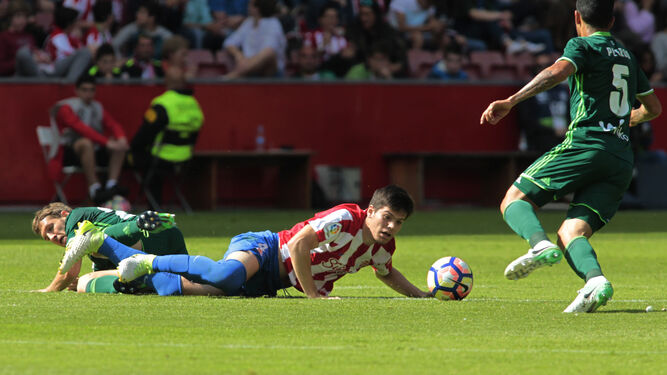 Jorge Meré intenta pelar desde el suelo un balón ante el Betis en el último encuentro de la pasada Liga.