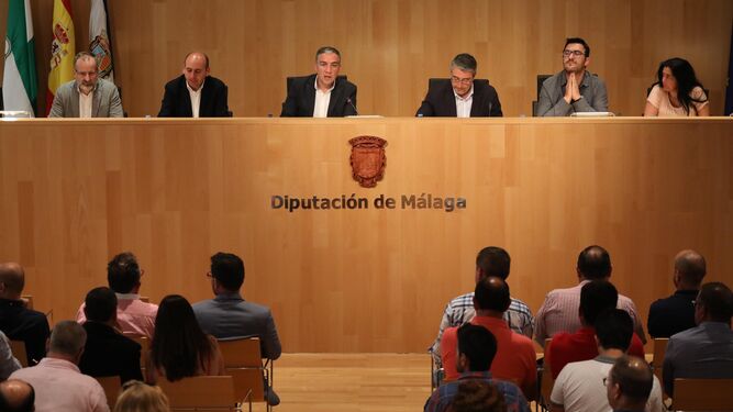 El presidente de la Diputación, Elías Bendodo, con el resto de los portavoces políticos de la institución.