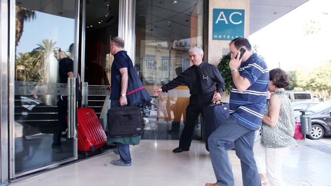 Llegada de turistas a un hotel de la capital malagueña.