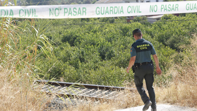 Investigadores inspeccionan la vía del tren entre Pizarra y Álora, donde fue hallado el cuerpo de la menor.