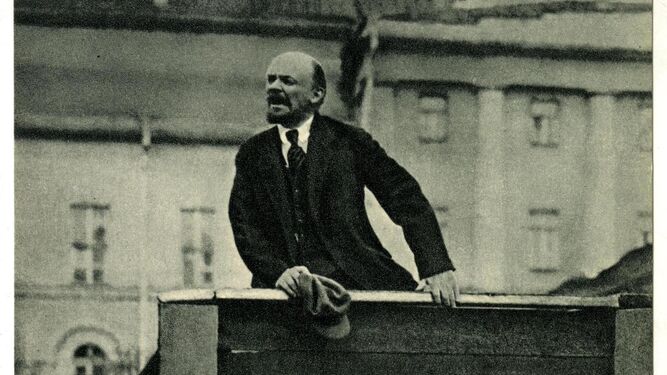 Lenin arenga en la plaza Sverdlov a los soldados que parten al frente polaco el 5 de mayo de 1920.