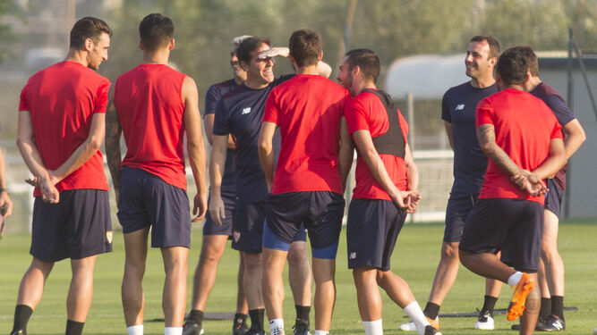 El entrenador del Sevilla, Eduardo Berizzo, realiza unas indicaciones a sus futbolistas durante el entrenamiento.