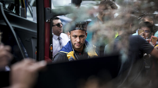 Neymar, rodeado de curiosos en su reciente estancia en Estados Unidos.